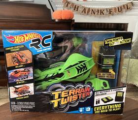 Hot Wheels 887961170795 New - Terrain Twister On Land In Water Through Snow Green